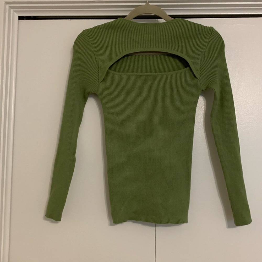 Fitted green sweater